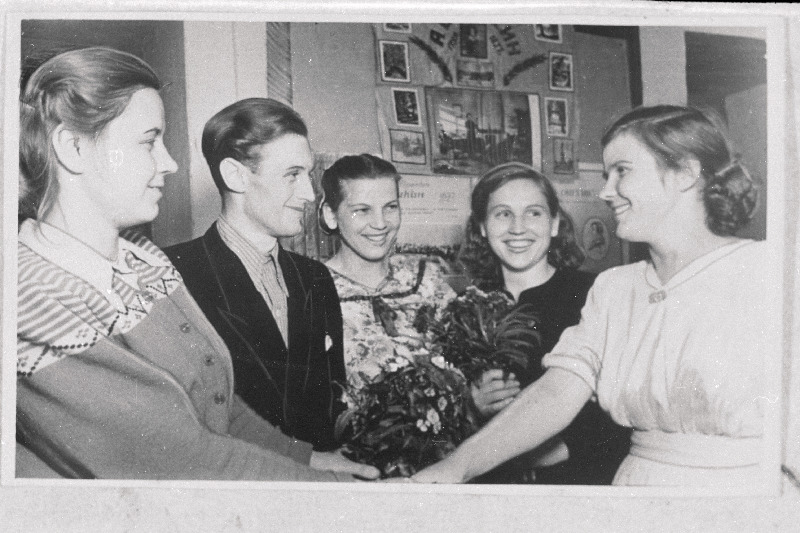 Tekstiilitehnikumi õhtuse osakonna õpilased eesrindlikku lõpetajat Valentina Paju õnnitlemas.