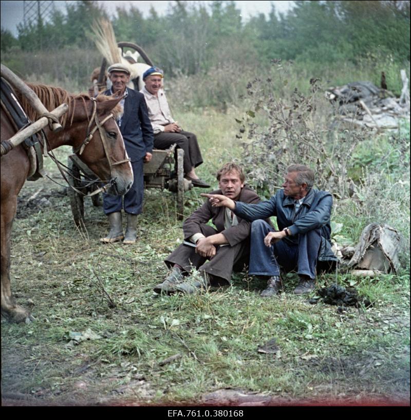 Filmi "Metskannikesed" võtted. Puhkepaus, näitleja Tõnu Kark ja režissöör Kaljo Kiisk, vasakul külamehed hobustega