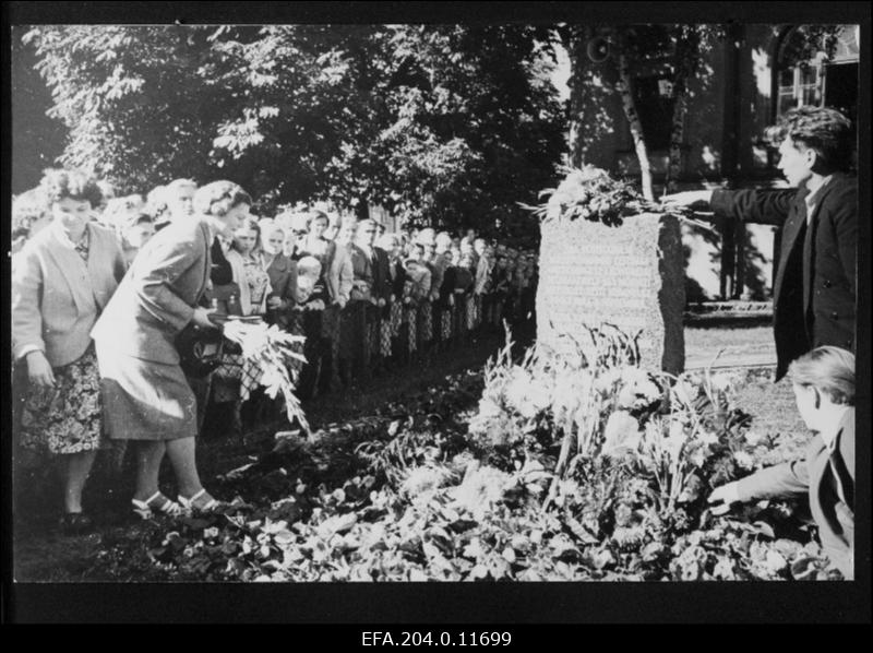 Mälestustahvel 1. Eesti Ametiühingute kongressi 25 delegaadile, kes hukkusid Irboskas.