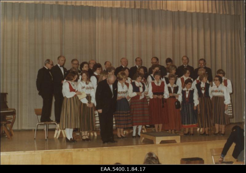 Laulukoor esinemas Johannes Äro juhatusel Eesti Vabariigi 58. aastapäeva kontsert-aktusel Djäknepargi koolis