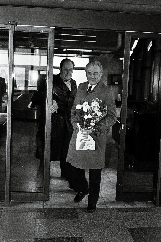 USA ja Kanada visiidilt naasnud Eesti Ülemnõukogu esimees Arnold Rüütel Tallinna lennujaamas.