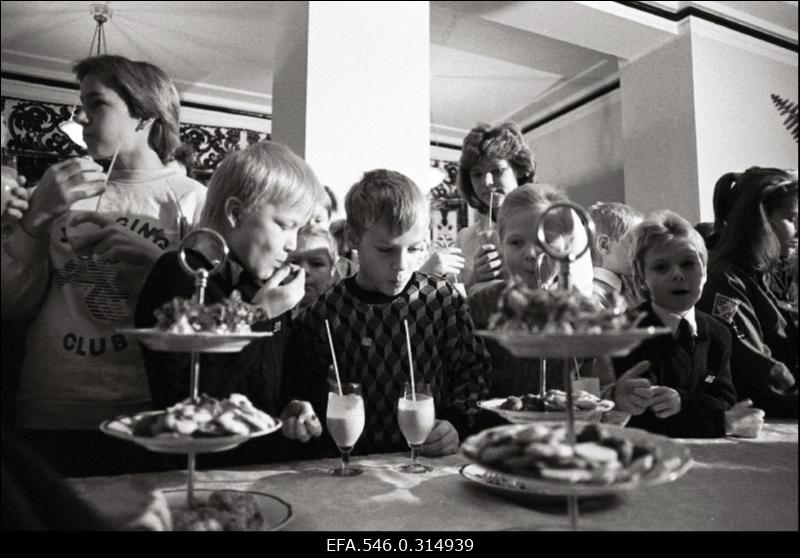 Laste külaskäik Toompeale. Vastuvõtjateks on Ministrite Nõukogu esimees Indrek Toome ja teised kõrged poliitikud.