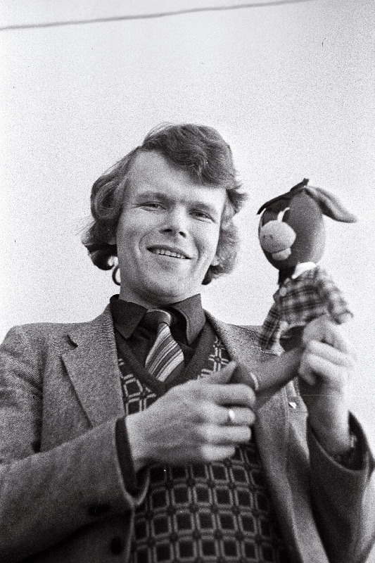 Ajakirja "Noorus" kultuuriosakonna toimetaja, "Pähklipureja" kuraator- toimetaja,  Hallar Lind.