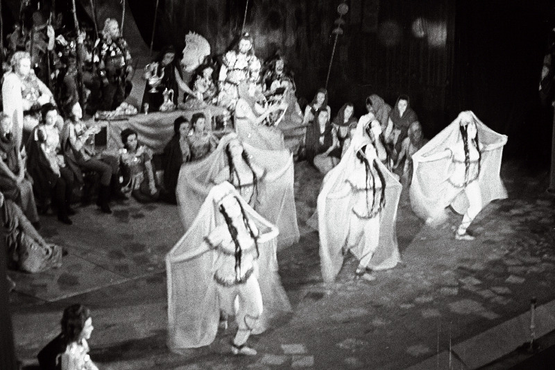 G. Verdi ooper Attila teatris Estonia. Stseen lavastusest.
