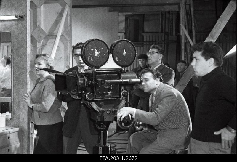 Filmistuudio Tallinnfilm mängufilmi Juhuslik kohtumine võtetel, kaamera taga operaator Semjon Školnikov.