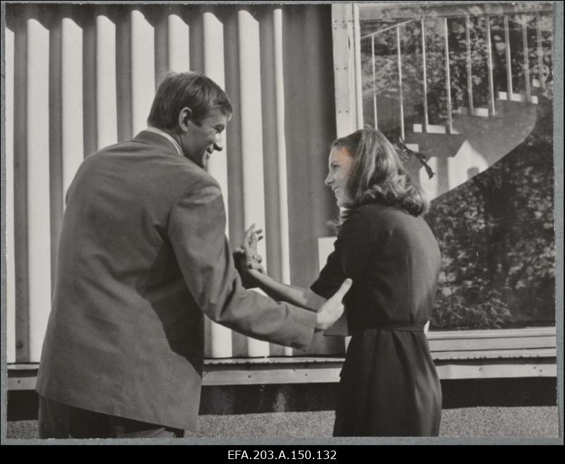 Kaader filmistuudio Tallinnfilm mängufilmist Tütarlaps mustas. Tanel - Jozas Budraitis, Saale - Gerlinda Koppelman.