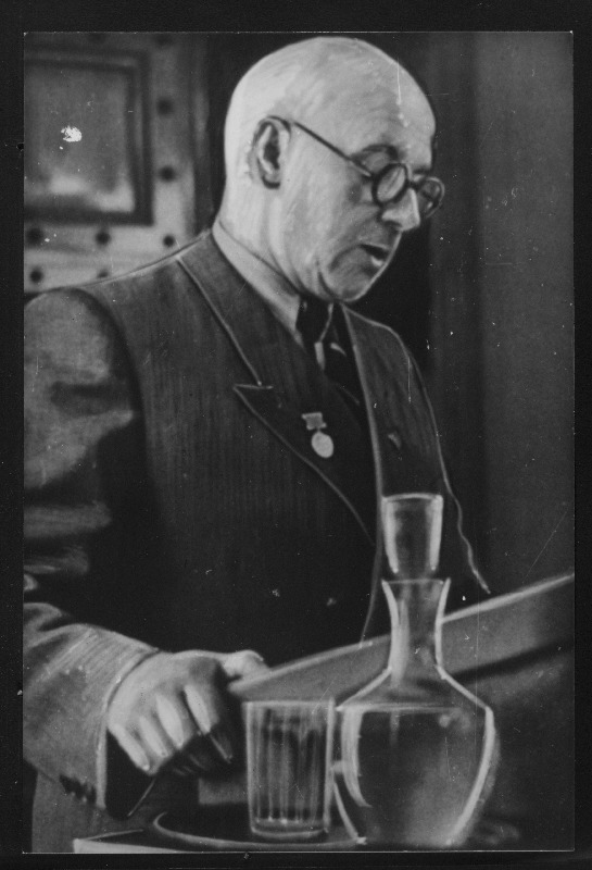 Eesti NSV Teaduste Akadeemia president Johan Eichveld teaduslikul sessioonil kõnelemas.