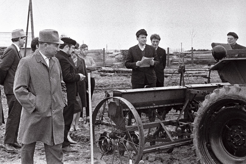Pärnu rajooni noorte agronoomide meistrivõistlustel Toris kõneleb Tori näidissovhoosi asedirektor Nikolai Männik.