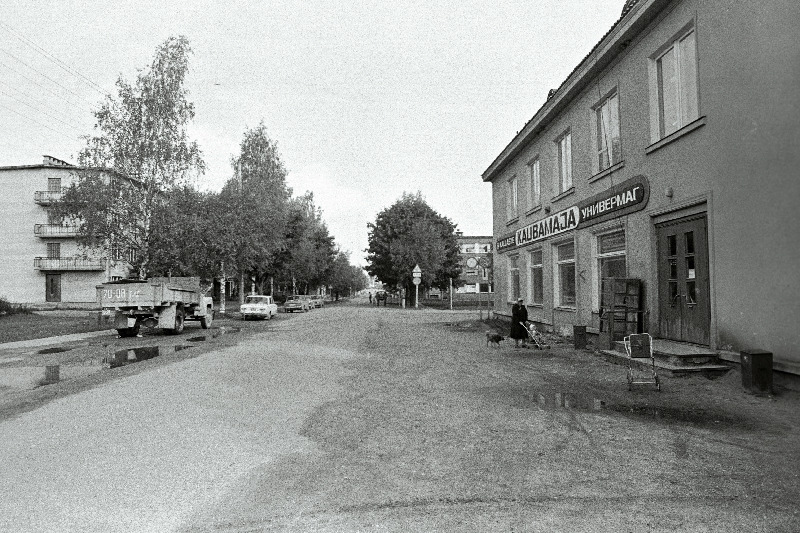 Kallaste kesklinn. Paremal kaubamaja.
