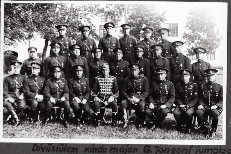 Eesti Vabariigi III diviisi ülem kindralmajor G. Jonson (I reas keskel) diviisist lahkumise puhul Scoutspataljoni ohvitseride keskel.
