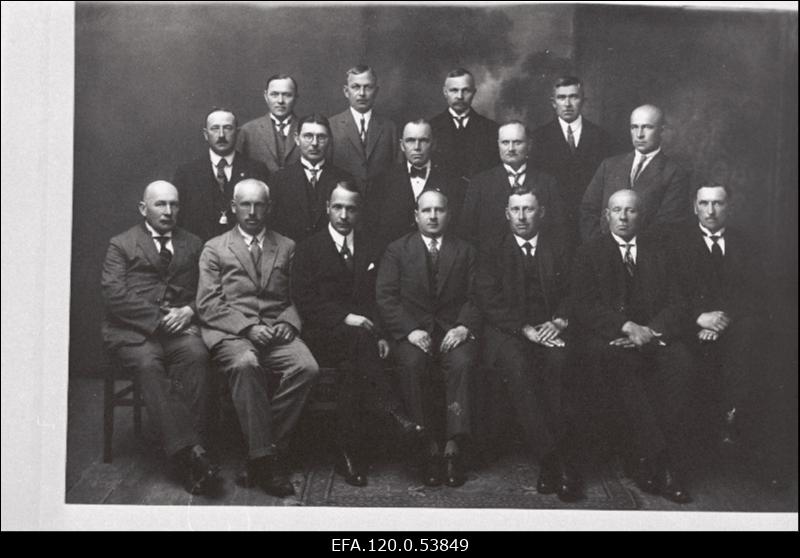Kaubandus-Tööstuskoja V sektsioon. Kolmas rida vasakult: H. Laas, J. Pudersell, J. Rebane, A. Rikkart. Teine rida vasakult: A. Grünberg, J. Hirsch, T. Nõmmits, V. Kustlov, R. Siil. Esimene rida vasakult: Aleks, Ed. Jürgens, F. Peterson, P. Huik, O. Zimmmermann, K. Mikita, V. Kesker, P. Lemming.