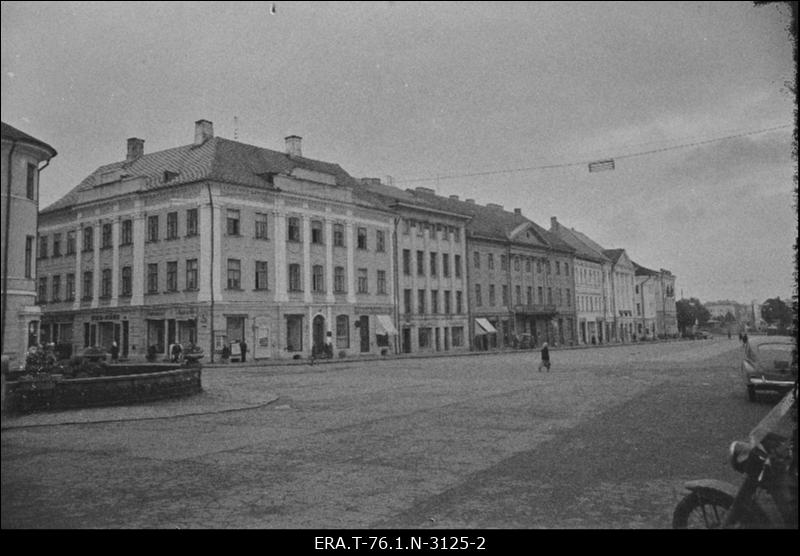 Tartu Raekoja plats. Hooned Nõukogude väljakul 21. juuni tänava ja Kivisilla vahel