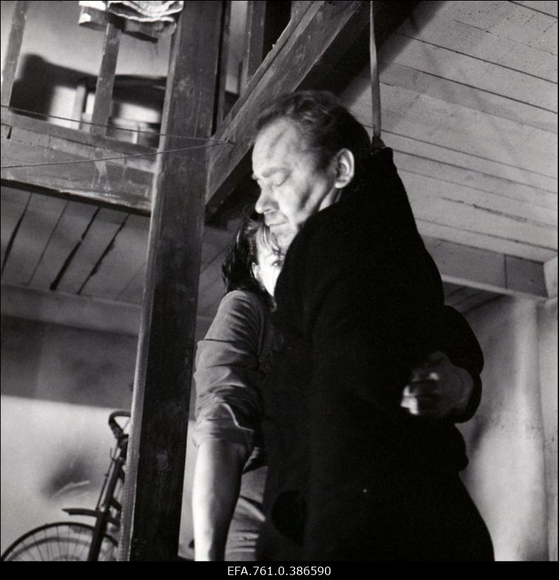 Filmi "Äratus" filmimine. Ülle Kaljuste Saareaugu Aliide osas. Tõnu Kark Voldemar Rassi osas.