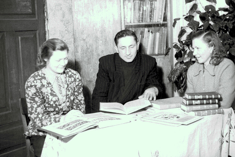 Ühiskondlik raamatulevitaja Linda Tiik kombainer-mehaaniku Raimond Asu perekonnas uudiskirjandust pakkumas.