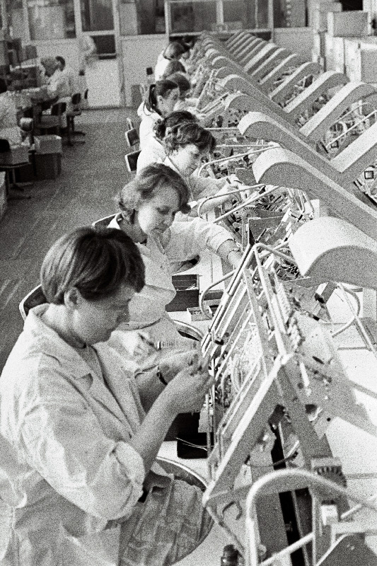 Vaade tehase Punane Koit Estonia-stereo  monteerimiskonveierile, esiplaanil Ingrid Kumer ja Helve Genner.