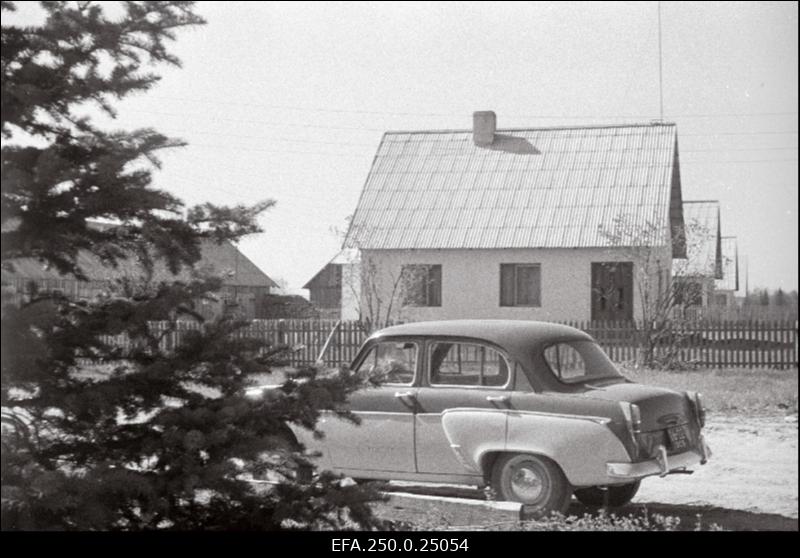 Vaade elumajadele Kungla kolhoosi keskuses, esiplaanil sõiduauto Moskvits.