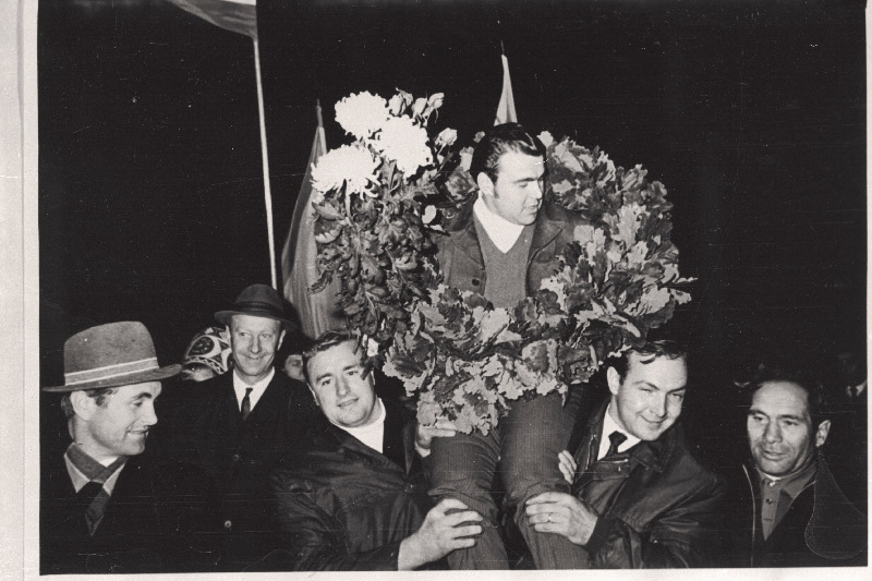 Varssavis maailma meistrivõistlustel Jaan Talts kuus kuld- ja kaks hõbemedalit saanud tõstja kodulinna saabumas.