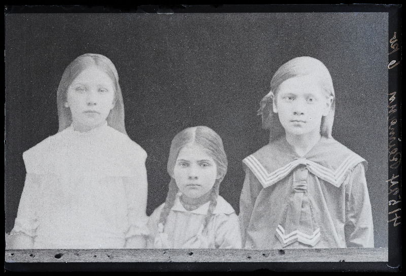 Kolm tüdrukut, (09.09.1923 fotokoopia, tellija Reimann).