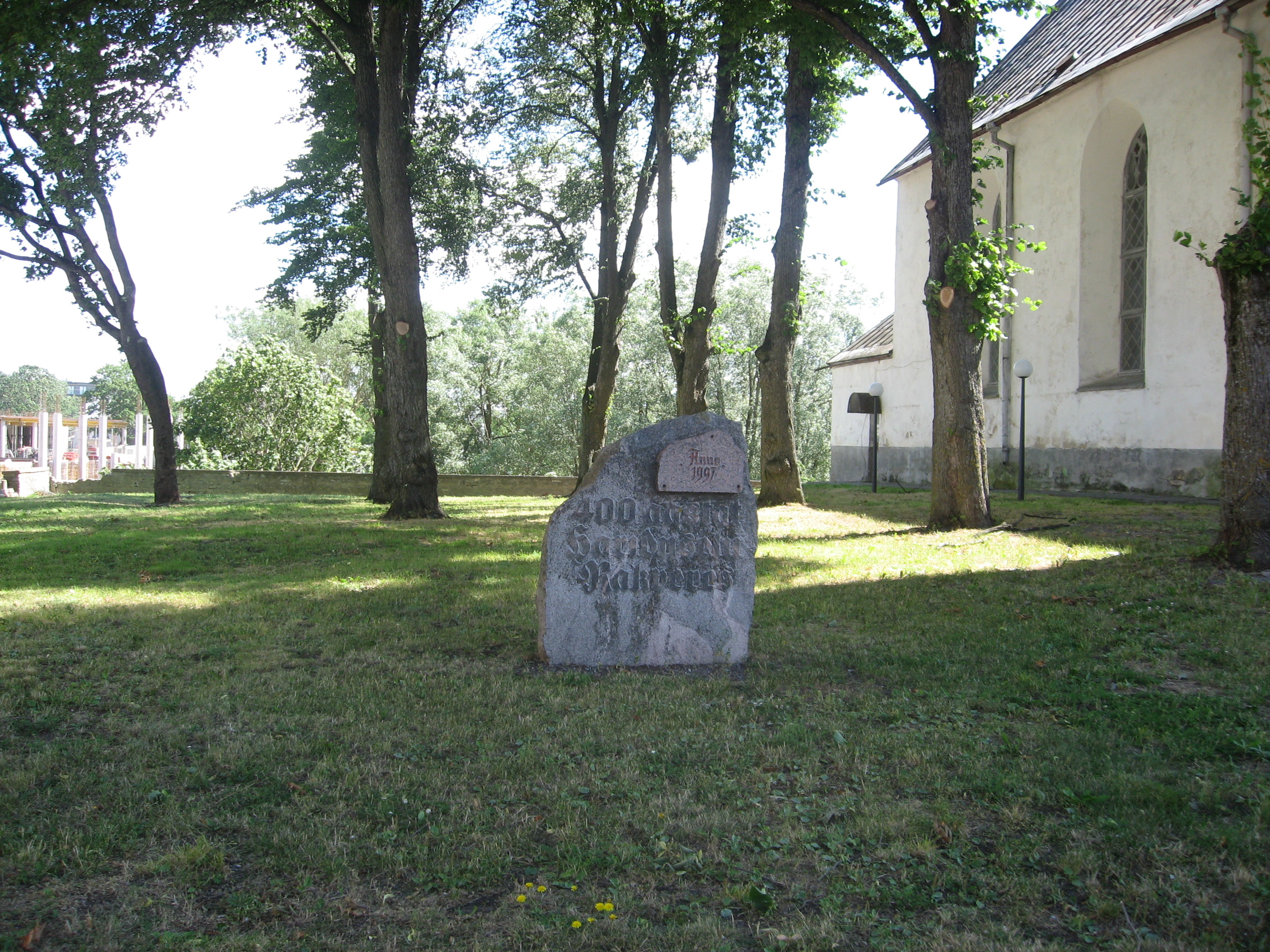 Rakvere, památník u kostela - lang