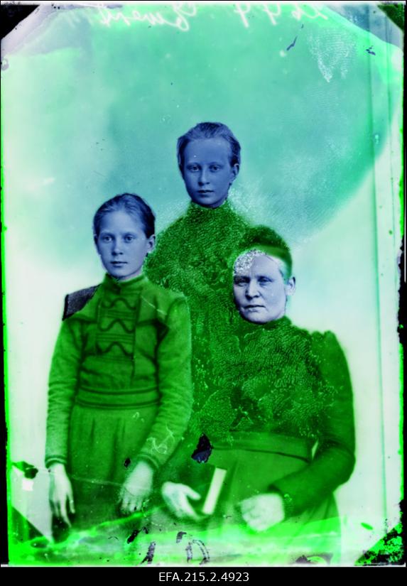 Leena Ewert (Evert) lastega.