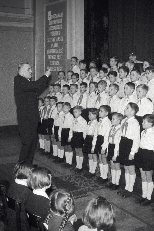 Dirigent ja pedagoog Leopold Vigla oma 60. sünnipäeval J. Tombi nim kultuurihoone poistekoori juhatamas.
