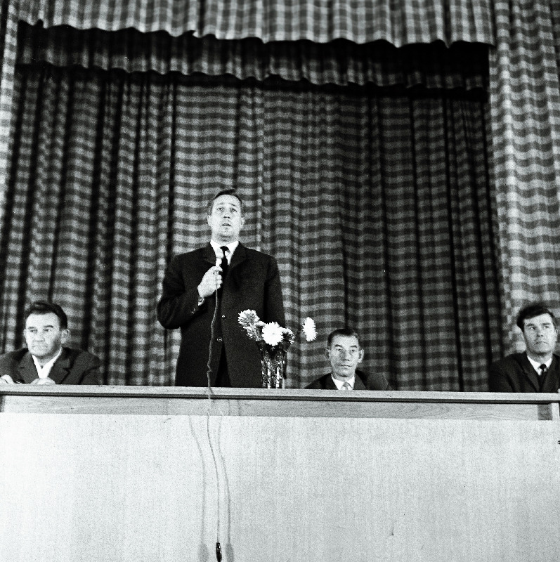 EKP Tallinna Linnakomitee sekretär R. Ristlaan EKP Tallinna Linnakomitee Marksismi-Leninismi Õhtuülikooli pidulikul avaaktusel kõnelemas.