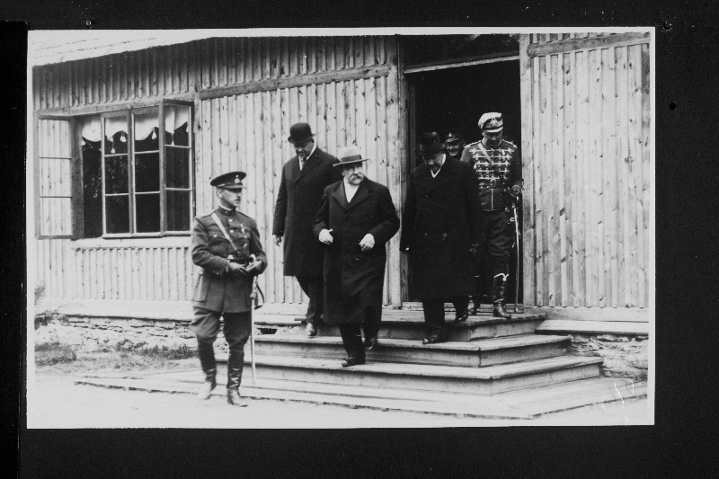 Soome president P. Svinhufvud, Eesti Vabariigi riigivanem J. Teemant koos saatjatega külastamas Jägala laagrit.