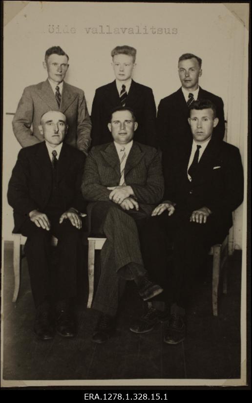 Pöide vallavalitsuse liikmeid.