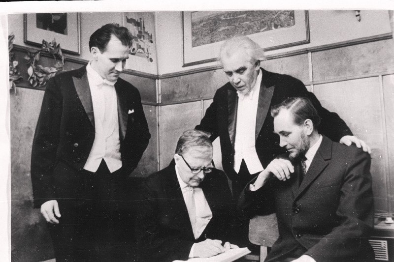NSV Liidu rahvakustnik, helilooja D. Šostakovitš (vasakult 2.) vestleb helilooja V. Tormise (vasakult 4.), Riikliku Akadeemilise Meeskoori dirigendi O. Oja (vasakult 1.) ja NSV Liidu rahvakunstniku G. Ernesaksaga.