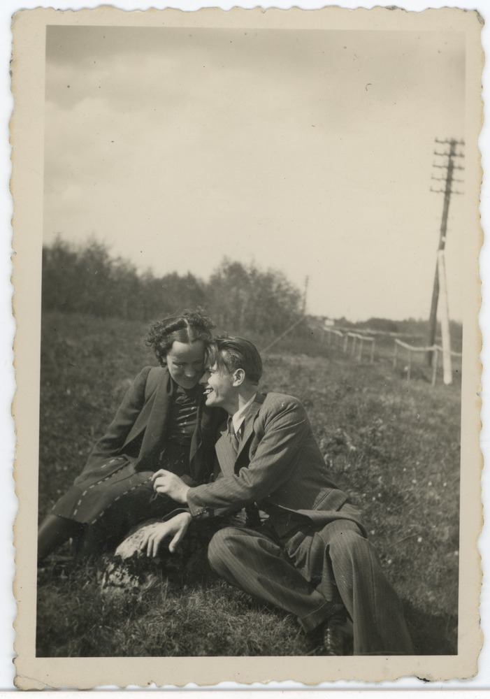 Salme Maling (Maimre) ja Aleksei Ümarik maas istumas