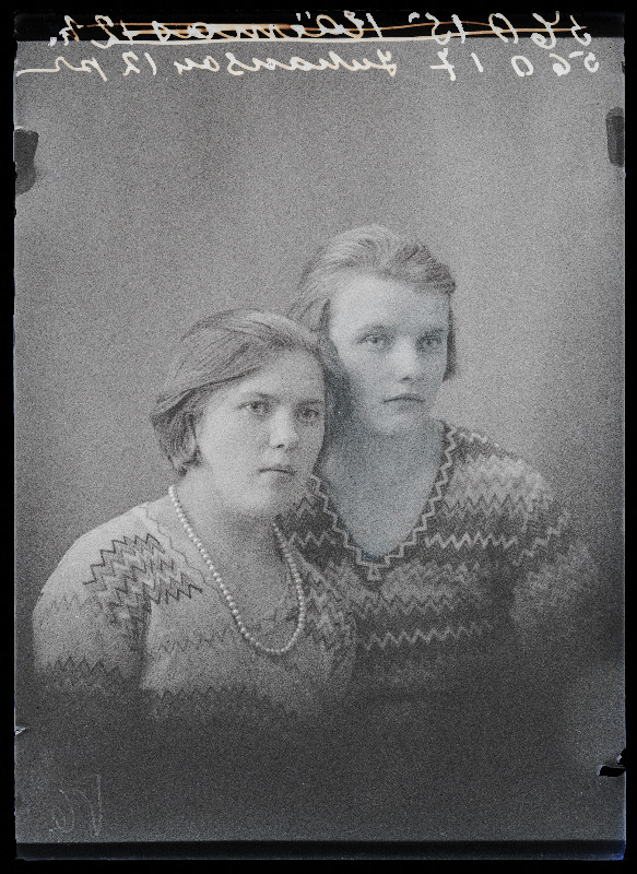 Kaks naist, (foto tellija Juhanson [Johanson]).