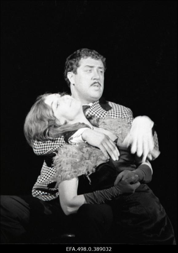 Stseen B. Brechti näidendist Kolmekrossiooper teatris Vanemuine. Väitsa-Mackie – Einari Koppel, Kõrtsi-Jenny – Milvi Koidu.