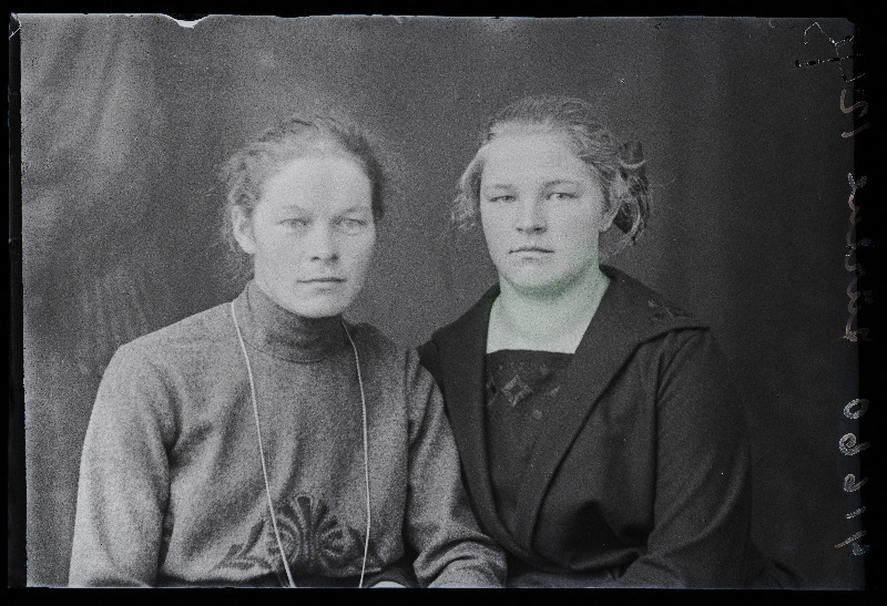Kaks naist, (foto tellija Jürine).
