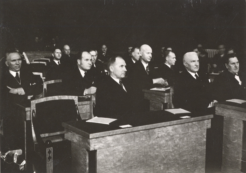 A. Jürman, (esireas vasakult) Fr. Akel, J. Reichmann ja teises reas J. Puhk, A. Veiler, A. Kask Rahvuskogu II koja avakoosolekul.