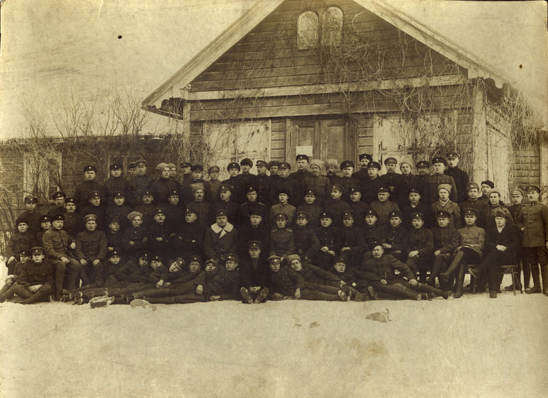 Vabadussõda. [Sõjakooli auto-tanki eriala kadetid. Heleda kasuka kraega leitnant Leopold Freiberg (Talving?].