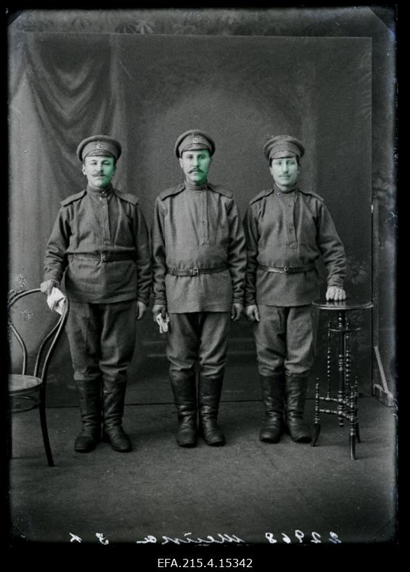 Grupp sõjaväelasi, (foto tellija Scheika [Šeika]).