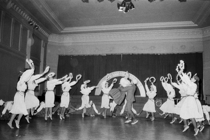 Eesti NSV teeneline tantsuansambel "Sõprus" esinemas.