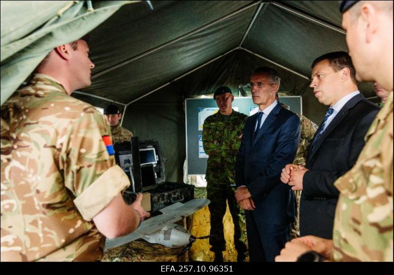 Kaitseministrite mitteametlik kohtumine. Peaminister Jüri Ratas ja NATO peasekretär Jens Stoltenberg Tapa baasi külastamas.