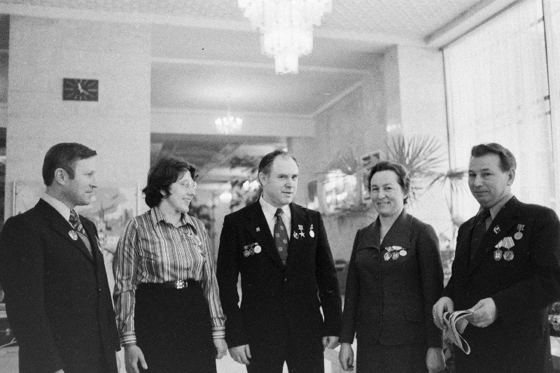 NLKP XXVI kongressi delegaadid V.Kulikov, E.Kroon, sotsialistliku töö kangelane V.Mõnzu, V.Šabodei ja A.Kroll kongressi vaheajal vestlemas.