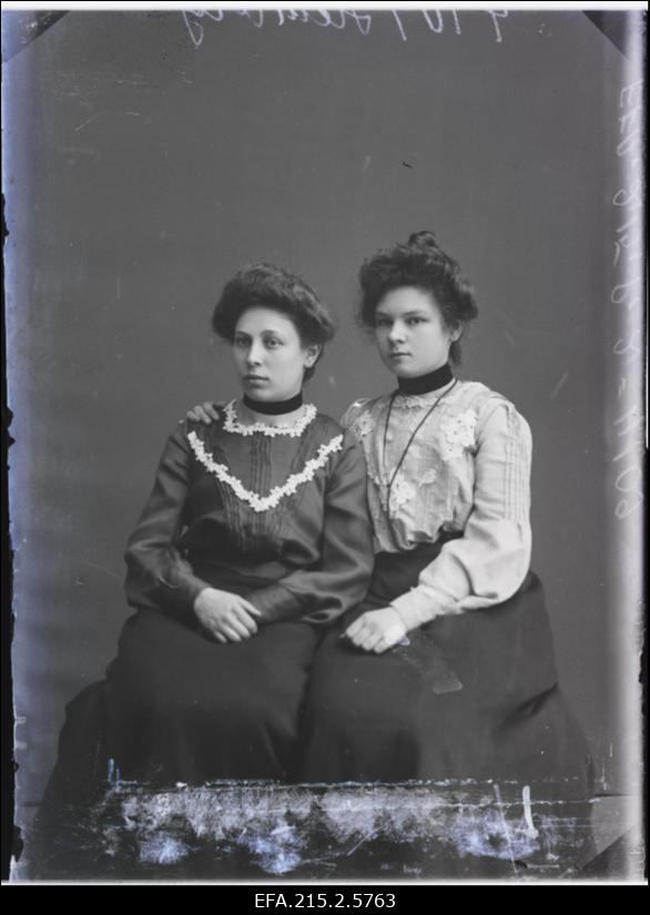 Kaks naist, (foto tellija Heimberg).