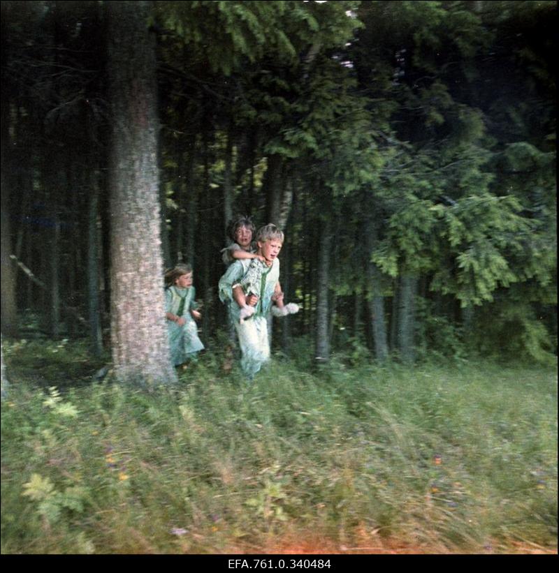 Stuudio "Tallinnfilm" muusikaline lastefilm "Nukitsamees".
Filmistseenis Kusti osatäitja Ülari Kirsipuu, Iti rollis Anna-Liisa Kurve ja Nukitsamehena Egert Soll.