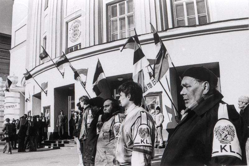 Kaitseliitlased valves “Estonia” teatri juures, kus toimub Eesti Kongressi I istungjärk.