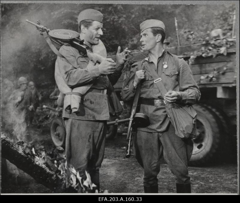 Kaader filmistuudio Tallinnfilm mängufilmist Inimesed sõdurisinelis. Vasakul näitleja H. Raudsik.