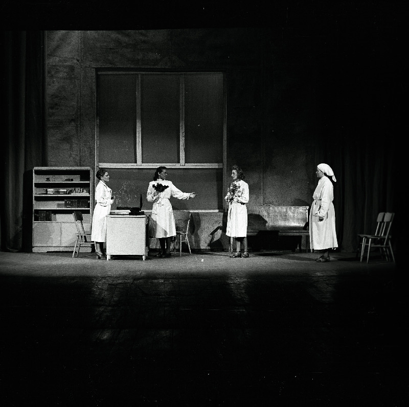 Stseen lavastusest Kaotatud kodu Riikliku Teatriinstituudi üliõpilaste esituses.