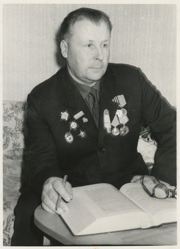 Pavel Tisler arvatavasti oma kodus diivanil istumas
