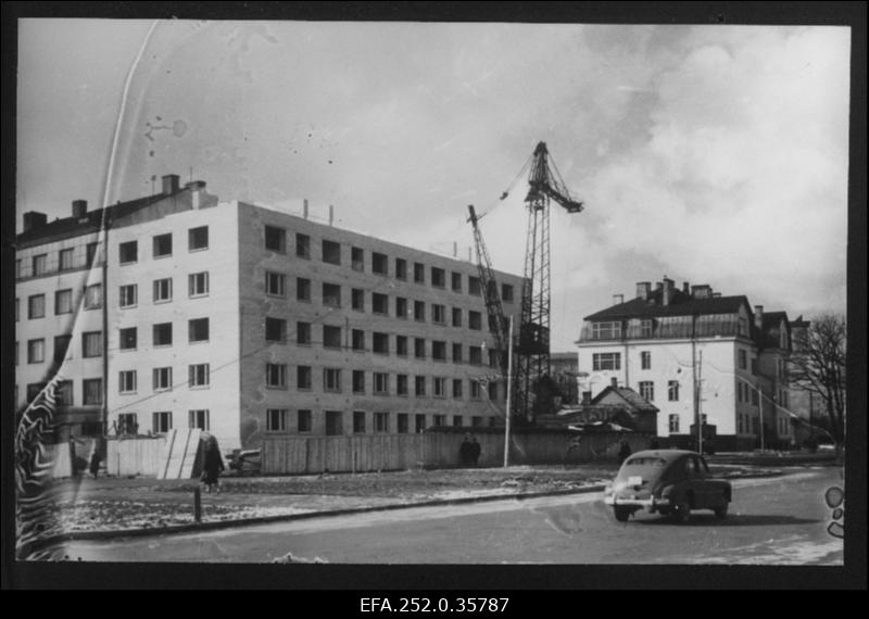 Ehitaja Heinrich Tuulise kommunistliku töö brigaad Lomonossovi tänaval 5. korruselist hoonet ehitamas.