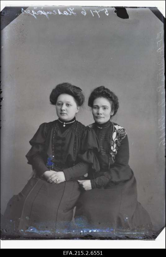 Kaks naist, (foto tellija Hasenjäger).