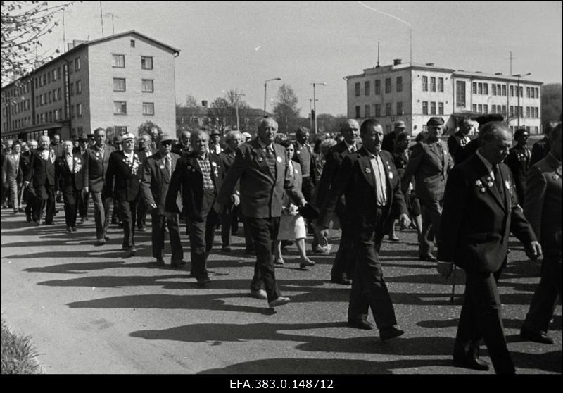 Fašistliku Saksamaa üle saavutatud võidu 41. aastapäeva tähistamise sõjaveteranide rongkäik.