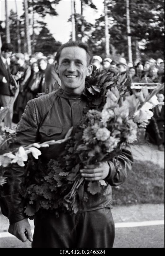 NSV Liidu meistrivõistlused ringrajasõidus Pirita-Kose-Kloostrimetsa ringrajal. Motosportlane tammepärjaga.