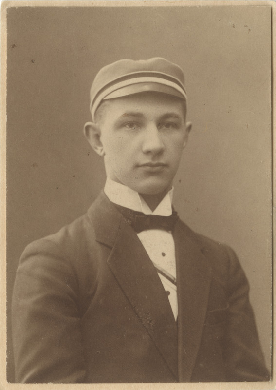 Eerik Tender noore üliõpilasena